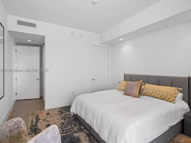 2-bedroom condo for sale in Miami Beach - 5775 Collins Ave 1602 - MondialRealty