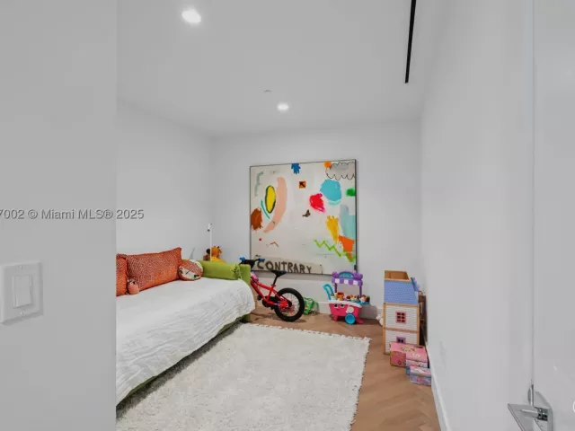 2-bedroom condo for sale in Miami Beach - 5775 Collins Ave 1602 - MondialRealty