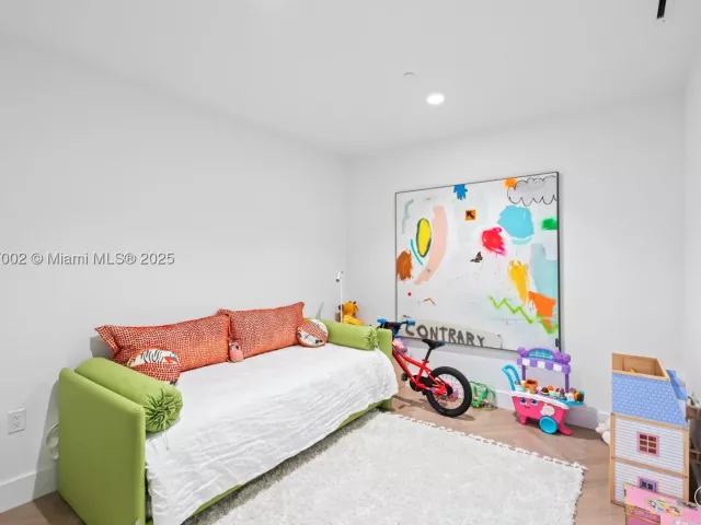 2-bedroom condo for sale in Miami Beach - 5775 Collins Ave 1602 - MondialRealty