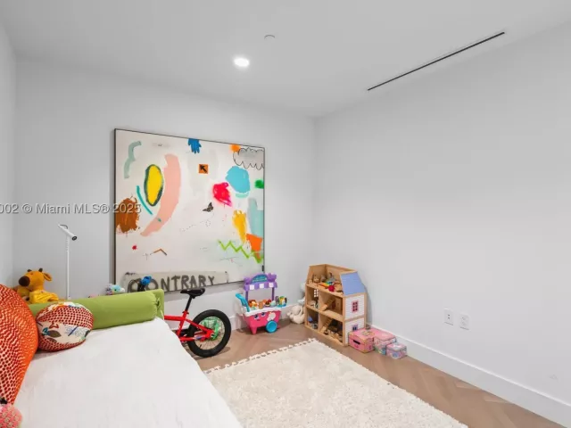 2-bedroom condo for sale in Miami Beach - 5775 Collins Ave 1602 - MondialRealty