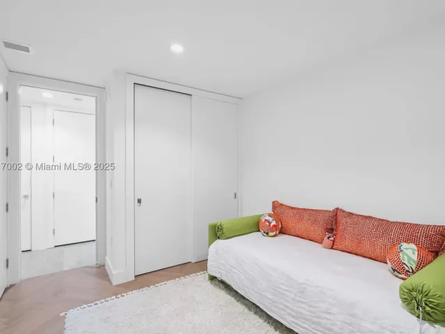 2-bedroom condo for sale in Miami Beach - 5775 Collins Ave 1602 - MondialRealty