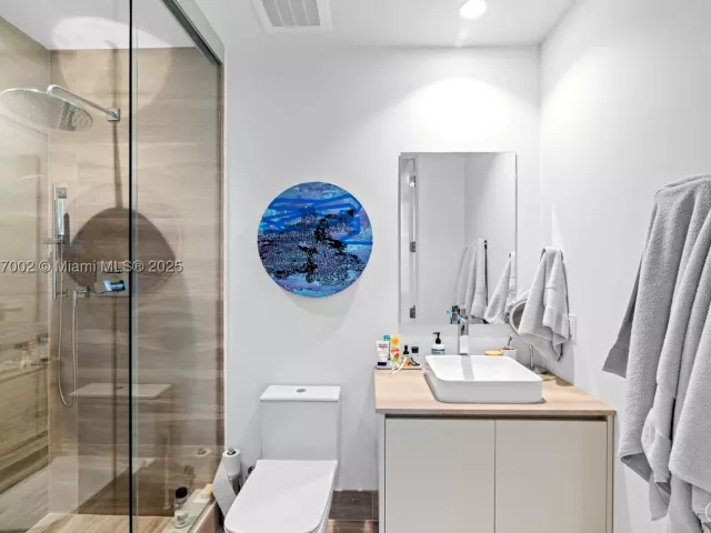 2-bedroom condo for sale in Miami Beach - 5775 Collins Ave 1602 - MondialRealty