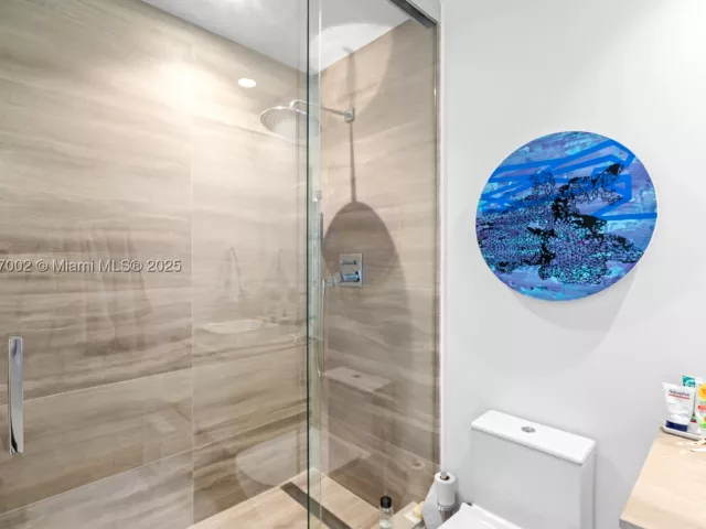 2-bedroom condo for sale in Miami Beach - 5775 Collins Ave 1602 - MondialRealty