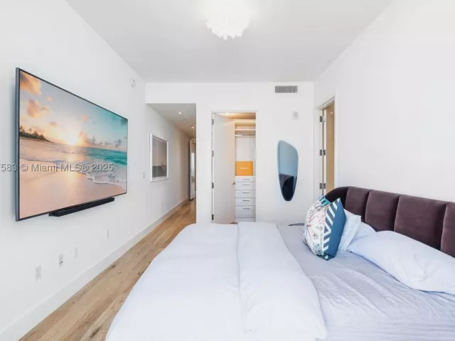 2-bedroom condo for sale in Sunny Isles Beach - 16901 Collins Ave 902 - MondialRealty