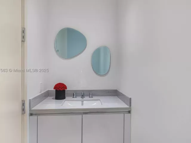 2-bedroom condo for sale in Sunny Isles Beach - 16901 Collins Ave 902 - MondialRealty