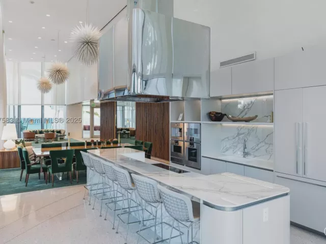 2-bedroom condo for sale in Sunny Isles Beach - 16901 Collins Ave 902 - MondialRealty
