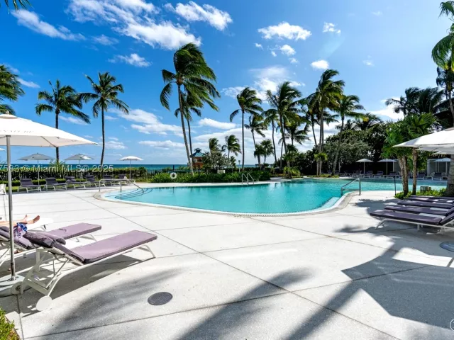 2-bedroom condo for sale in Sunny Isles Beach - 16901 Collins Ave 902 - MondialRealty