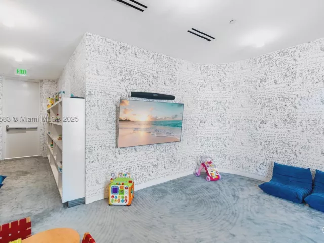 2-bedroom condo for sale in Sunny Isles Beach - 16901 Collins Ave 902 - MondialRealty