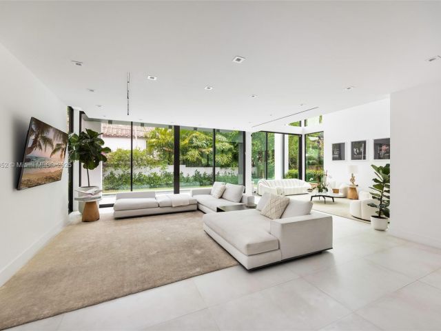 Home for sale at 5630 Pine Tree Dr - photo 6138365