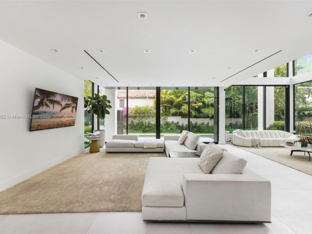 Home for sale at 5630 Pine Tree Dr - photo 6138369