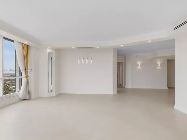 2-bedroom condo for sale in Aventura - 21150 Point Place LPH 2902 - MondialRealty