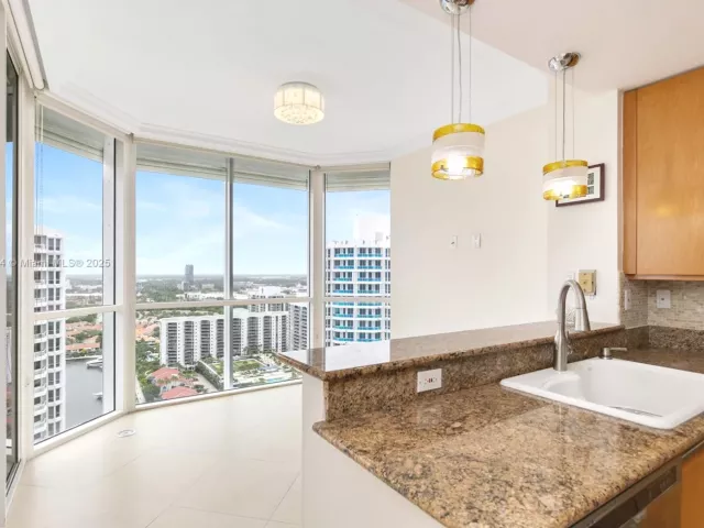 2-bedroom condo for sale in Aventura - 21150 Point Place LPH 2902 - MondialRealty