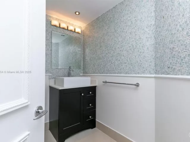 2-bedroom condo for sale in Aventura - 21150 Point Place LPH 2902 - MondialRealty