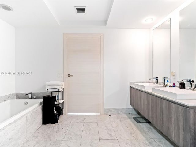 Apartment for sale  Unit #3704 - photo 6153436