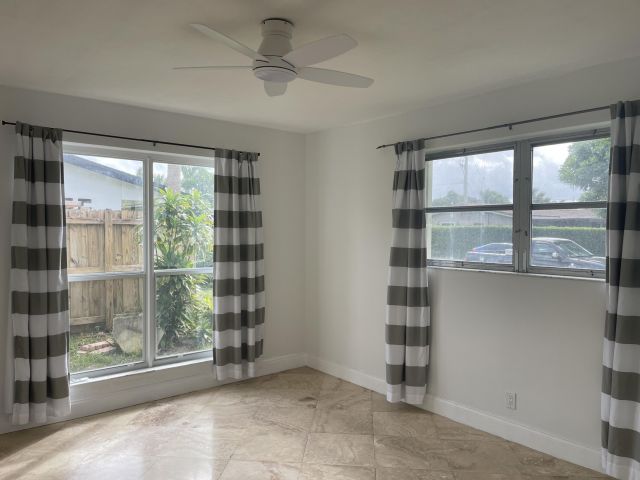 Home for rent at 927 W Royal Palm Road - photo 6702484