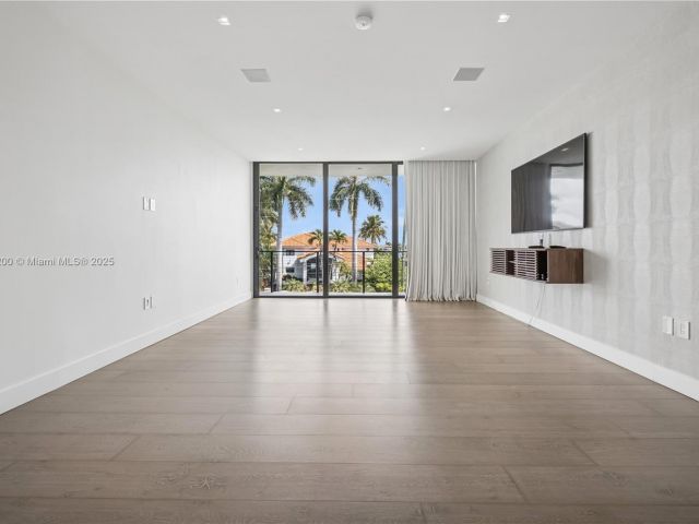 Home for sale at 420 N Hibiscus Dr - photo 6139416