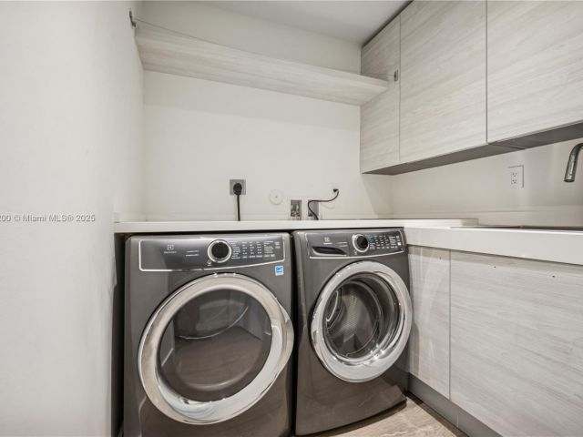 Home for sale at 420 N Hibiscus Dr - photo 6139419