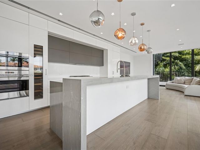 Home for sale at 420 N Hibiscus Dr - photo 6139423