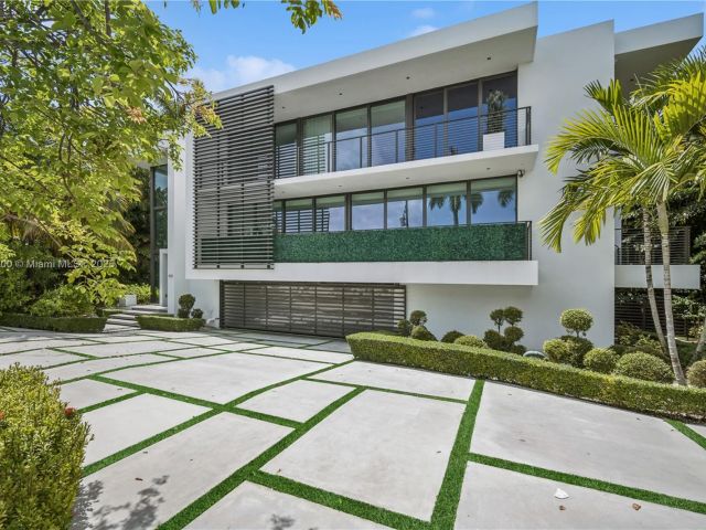 Home for sale at 420 N Hibiscus Dr - photo 6139427