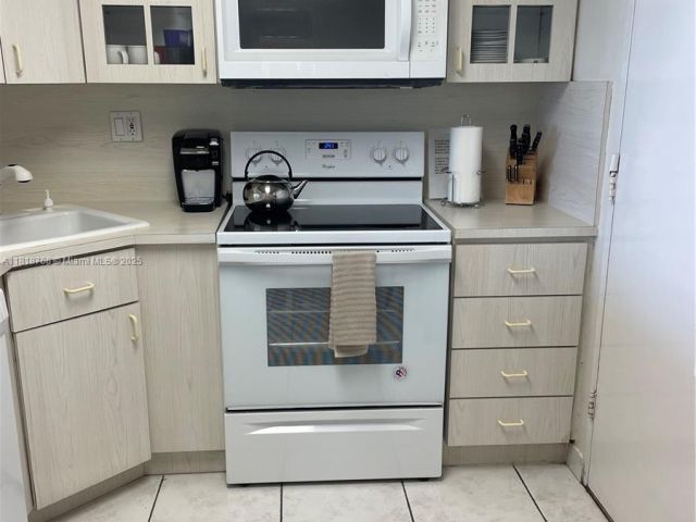 Apartment for rent  Unit #1210 - photo 6142860