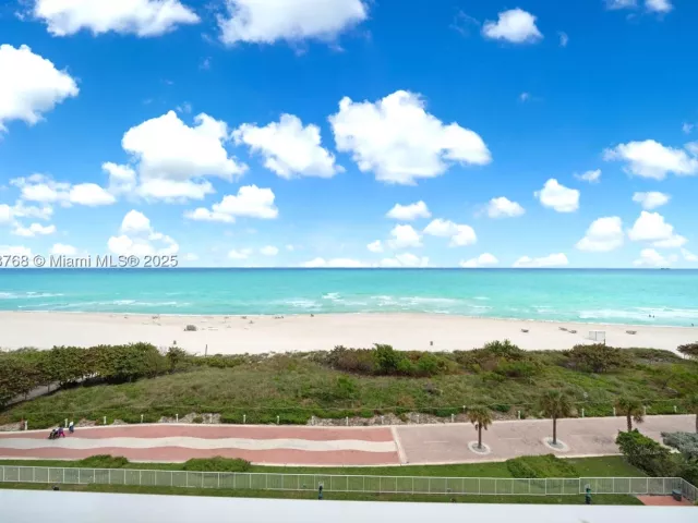 1-bedroom condo for rent in Miami Beach - 5601 Collins 1210 - MondialRealty