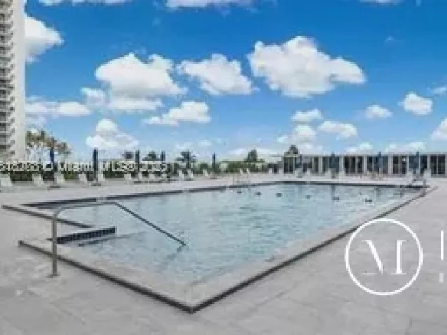 1-bedroom condo for rent in Miami Beach - 5601 Collins 1210 - MondialRealty