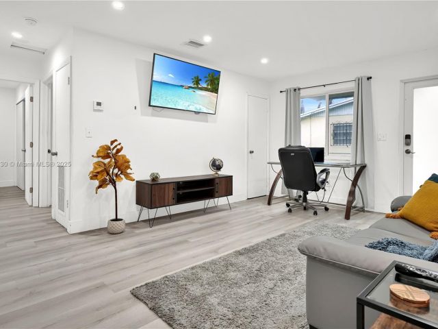 Home for rent at 300 NW 82nd Ter - photo 6139901