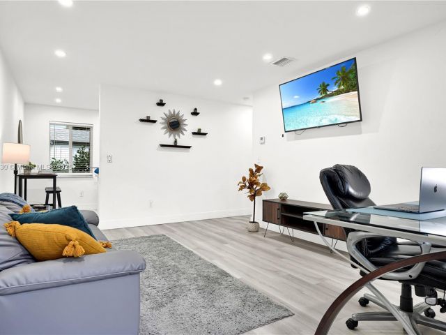 Home for rent at 300 NW 82nd Ter - photo 6139902