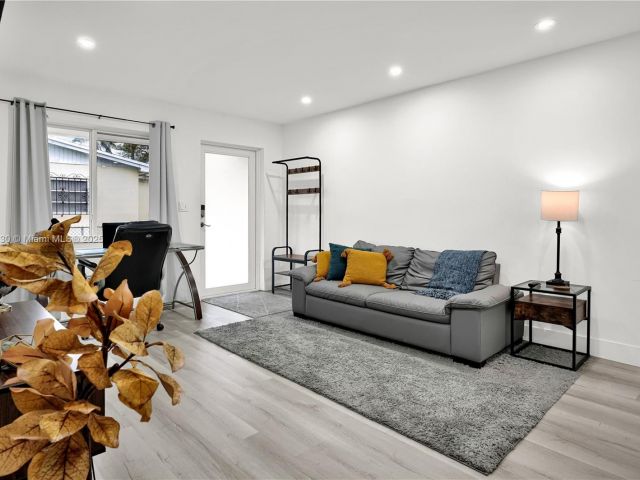 Home for rent at 300 NW 82nd Ter - photo 6139903