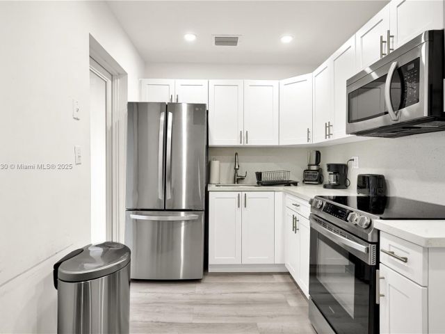 Home for rent at 300 NW 82nd Ter - photo 6139905