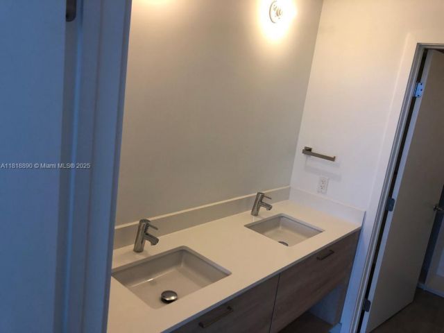 Apartment for sale  Unit #1005 - photo 6171300