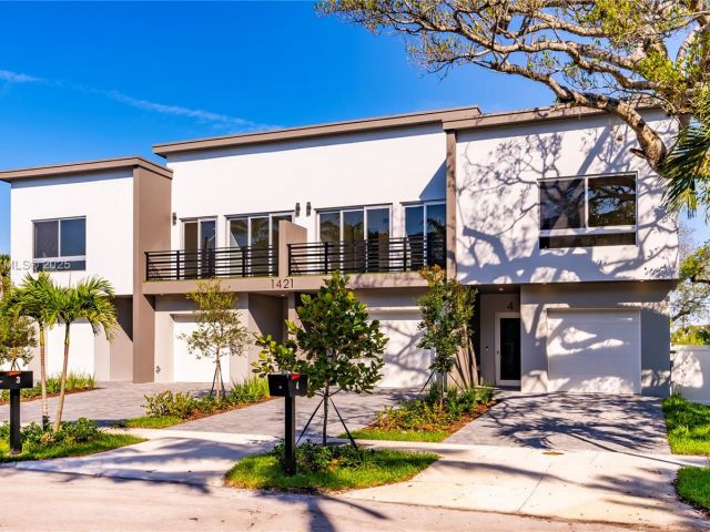 Home for sale at 1421 SW 24th Ct 1 - photo 6140147