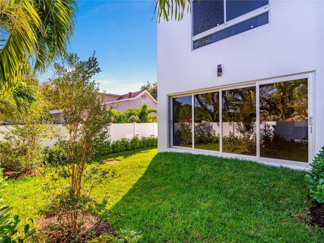 Home for sale at 1421 SW 24th Ct 1 - photo 6140148