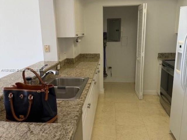 2-bedroom condo for rent in Aventura - 19501 W Country Club Dr 1815 - MondialRealty