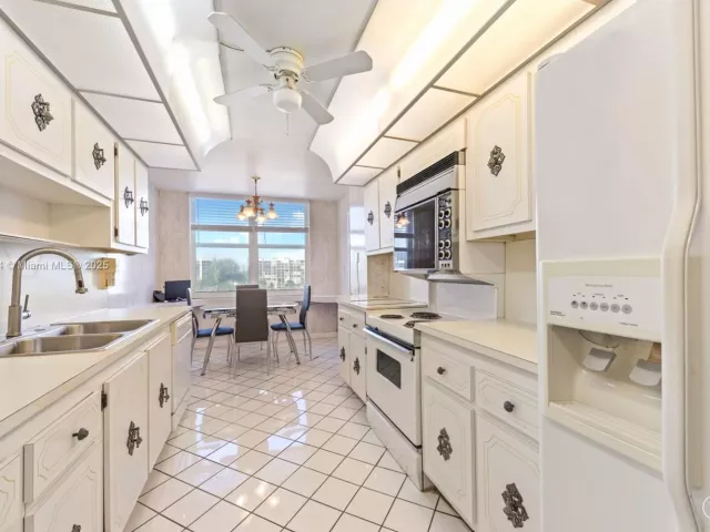 2-bedroom condo for sale in Hollywood - 2751 S Ocean Dr 501N - MondialRealty