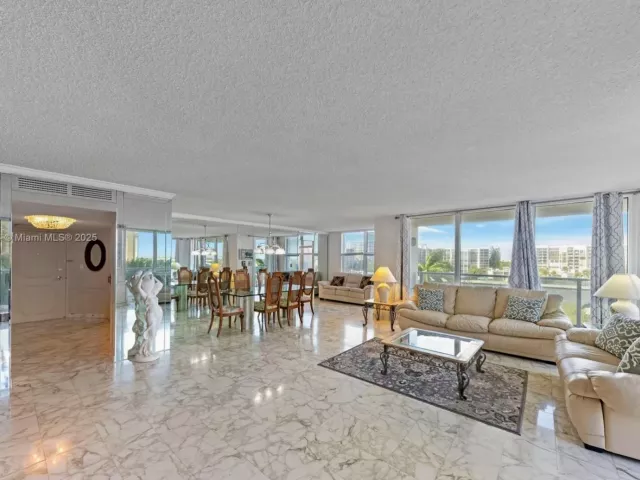 2-bedroom condo for sale in Hollywood - 2751 S Ocean Dr 501N - MondialRealty