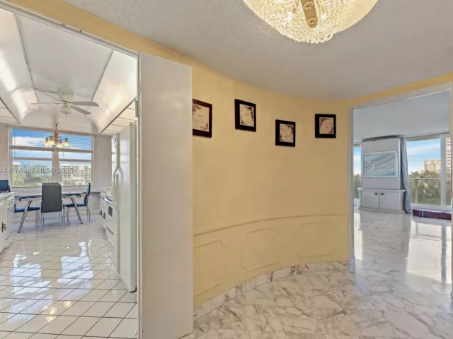 2-bedroom condo for sale in Hollywood - 2751 S Ocean Dr 501N - MondialRealty