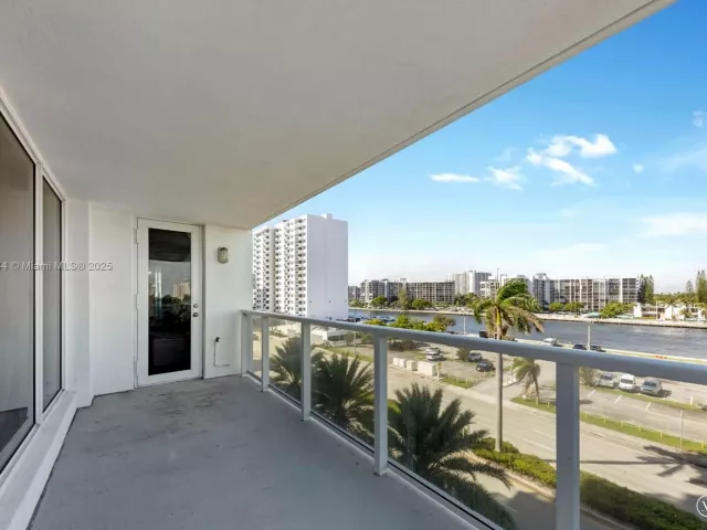 2-bedroom condo for sale in Hollywood - 2751 S Ocean Dr 501N - MondialRealty