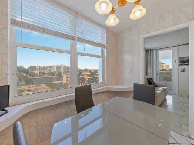 2-bedroom condo for sale in Hollywood - 2751 S Ocean Dr 501N - MondialRealty