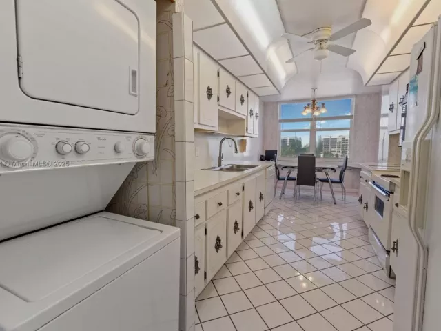 2-bedroom condo for sale in Hollywood - 2751 S Ocean Dr 501N - MondialRealty