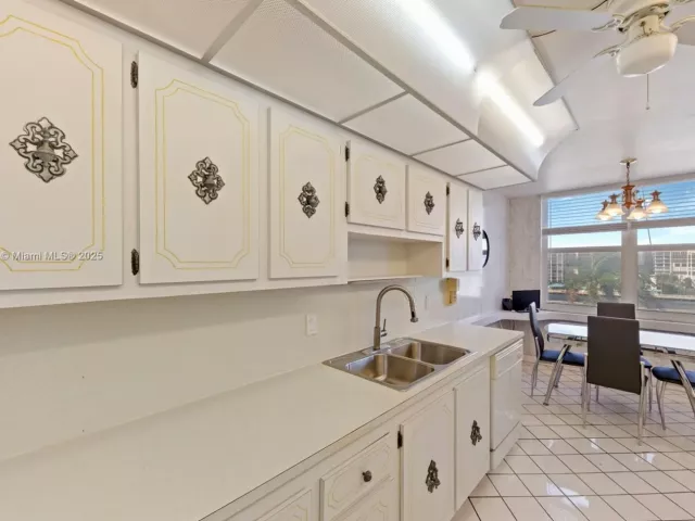 2-bedroom condo for sale in Hollywood - 2751 S Ocean Dr 501N - MondialRealty