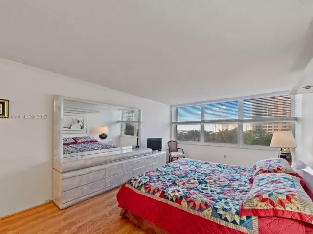 2-bedroom condo for sale in Hollywood - 2751 S Ocean Dr 501N - MondialRealty