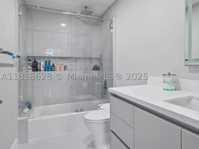 3-bedroom condo for sale in Miami - 801 Brickell Key Blvd 2203 - MondialRealty