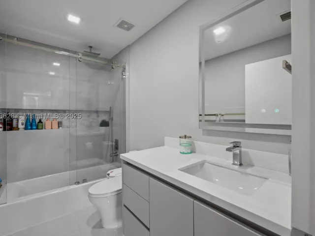 3-bedroom condo for sale in Miami - 801 Brickell Key Blvd 2203 - MondialRealty