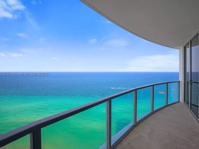 3-bedroom condo for sale in Hollywood - 3101 S Ocean Dr 2708 - MondialRealty