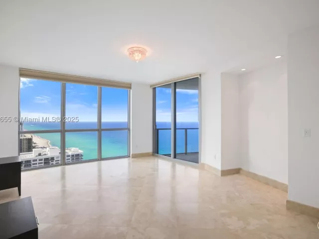3-bedroom condo for sale in Hollywood - 3101 S Ocean Dr 2708 - MondialRealty