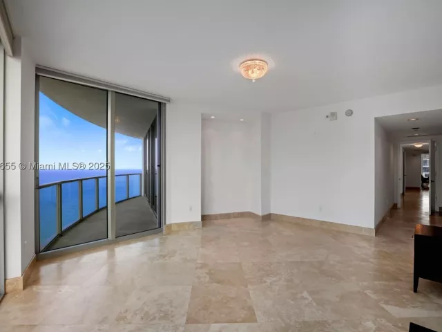 3-bedroom condo for sale in Hollywood - 3101 S Ocean Dr 2708 - MondialRealty