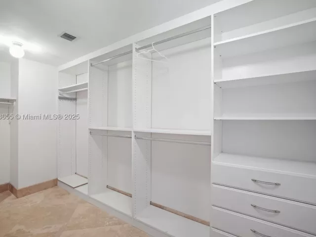 3-bedroom condo for sale in Hollywood - 3101 S Ocean Dr 2708 - MondialRealty