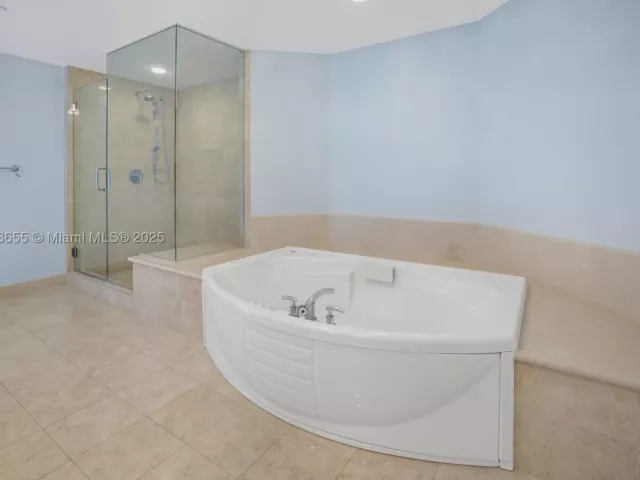 3-bedroom condo for sale in Hollywood - 3101 S Ocean Dr 2708 - MondialRealty