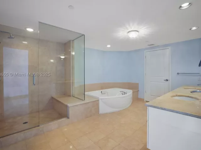 3-bedroom condo for sale in Hollywood - 3101 S Ocean Dr 2708 - MondialRealty